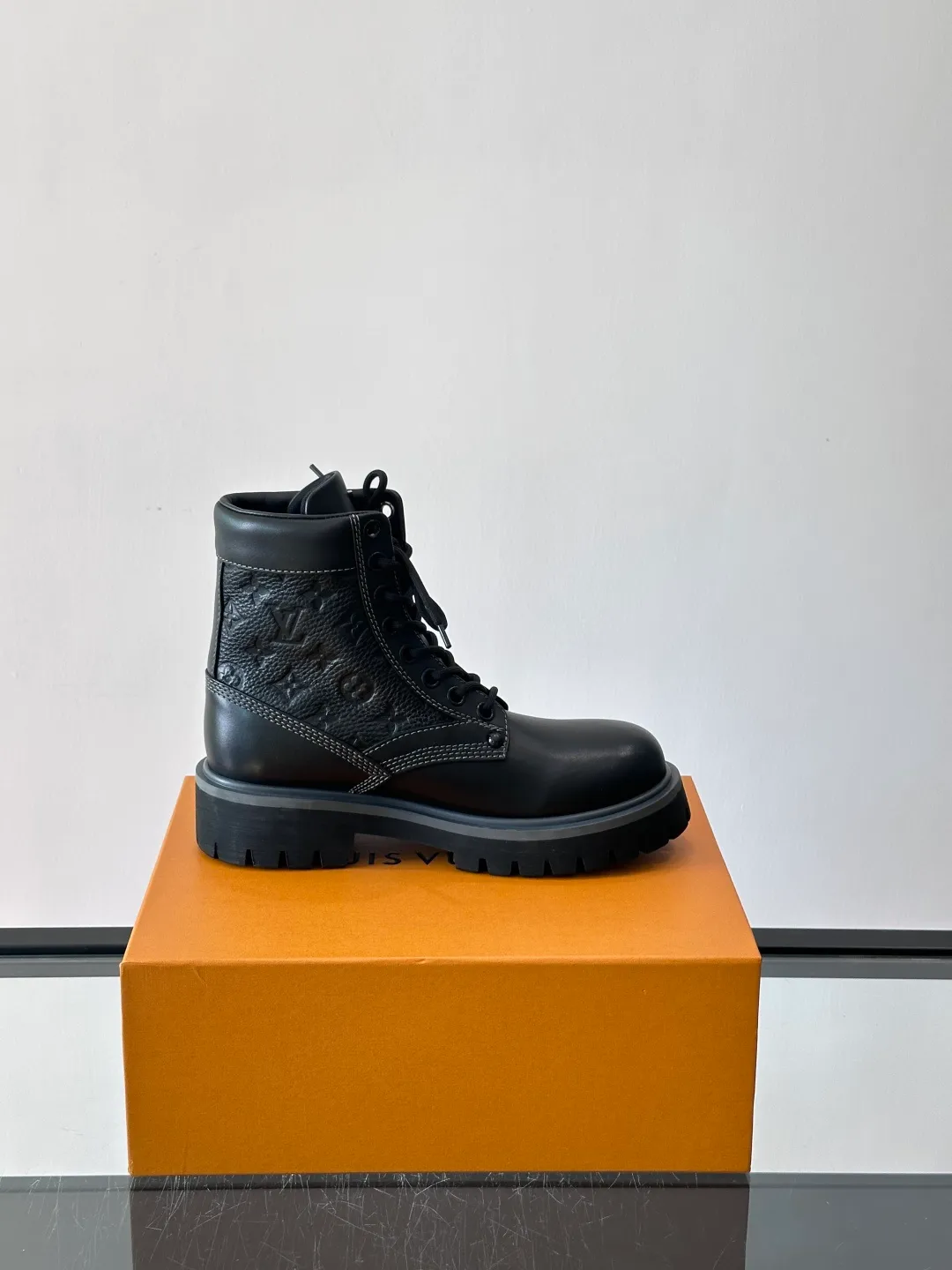 [L Home] Top P: 920💰 Size: 39-44 (45 can be customized) LOUIS VUITTON Louis Vuitton ss25 LV Donkey brand new thick-soled lace-up big-toe shoes men's casual shoes high-top short boots. These boots are crafted from top-grain calf leather for a lightweight and comfortable fit. The thick EVA outsole is embellished with eye-catching ridges, and the trendy attitude of being both strong and soft makes it an everyday choice. ✔Upper: imported first-layer cowhide ✔Lining: cowhide ✔Outsole: original molded outsole